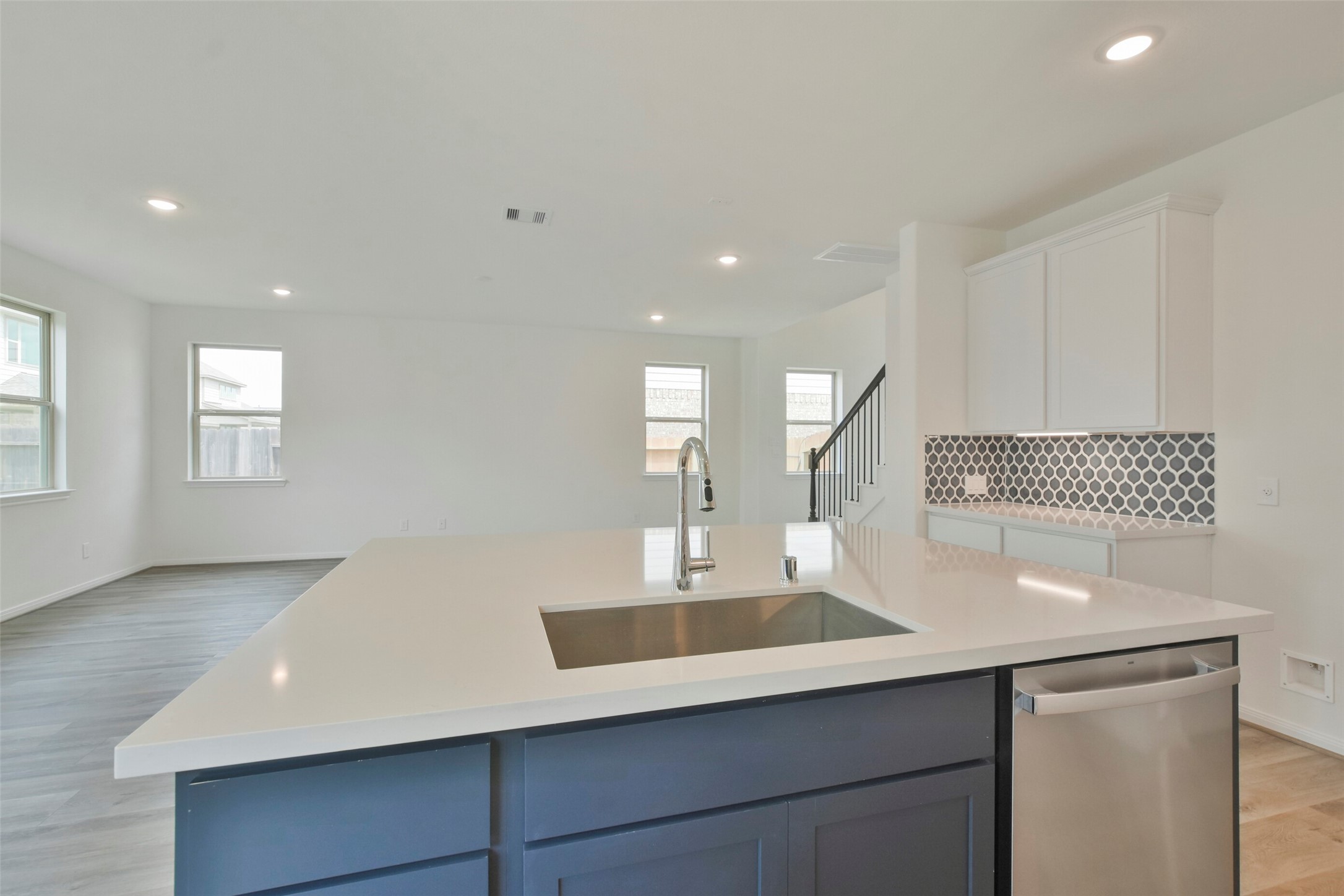 21024 Crinet Square Street Property Photo 15