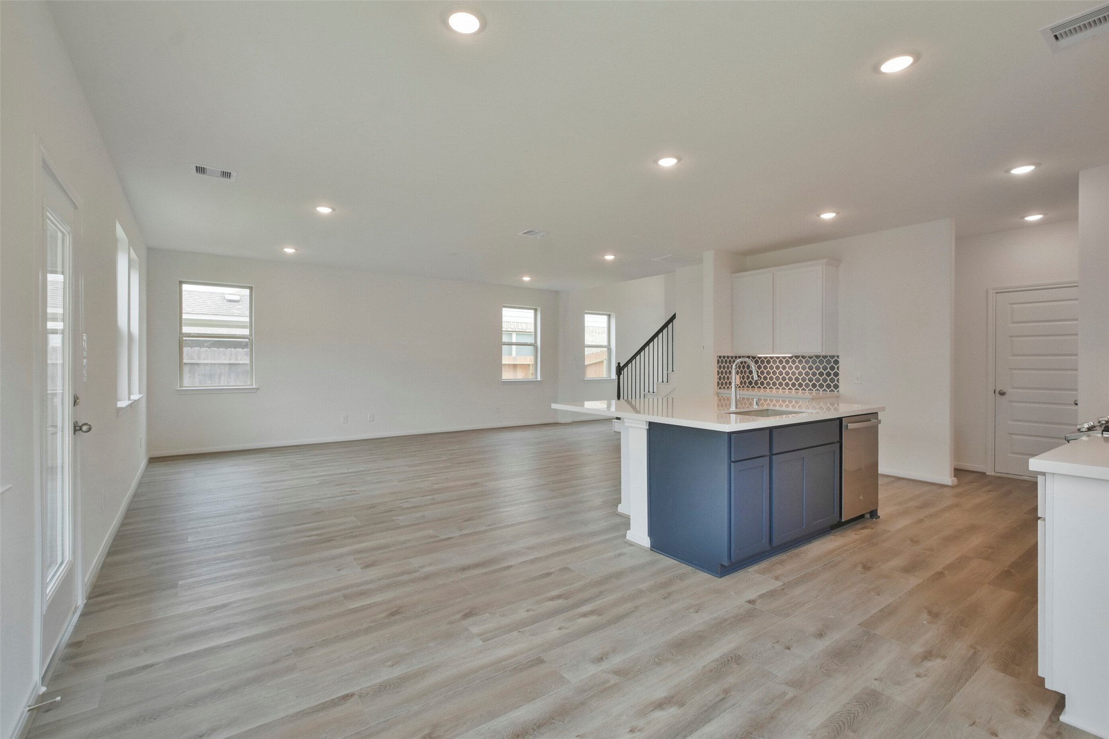 21024 Crinet Square Street Property Photo 18