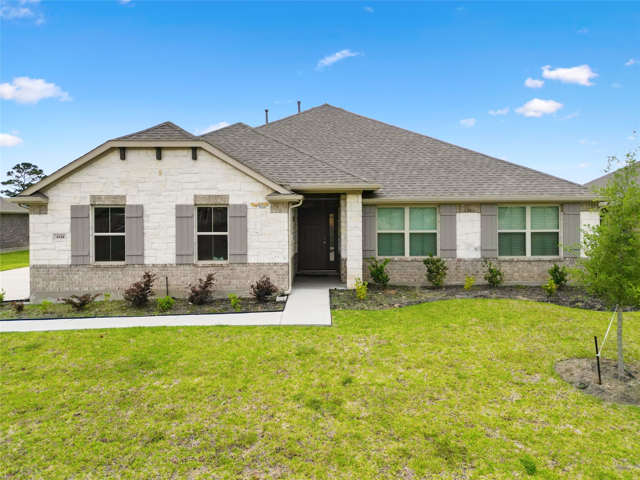 4320 Leslies Way Property Photo