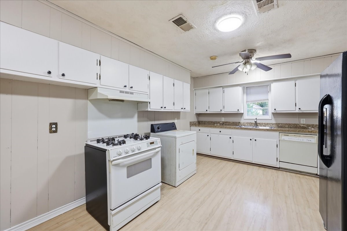 1611 Avenue C Property Photo 6
