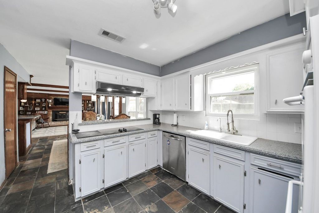 16406 Shady Elms Drive Property Photo 12