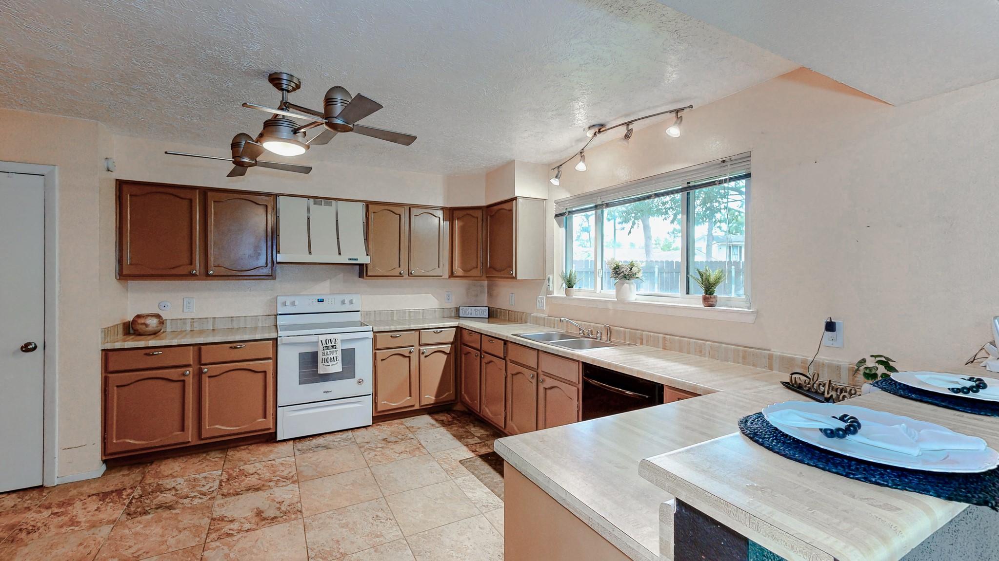 13918 Grosvenor Street Property Photo 4