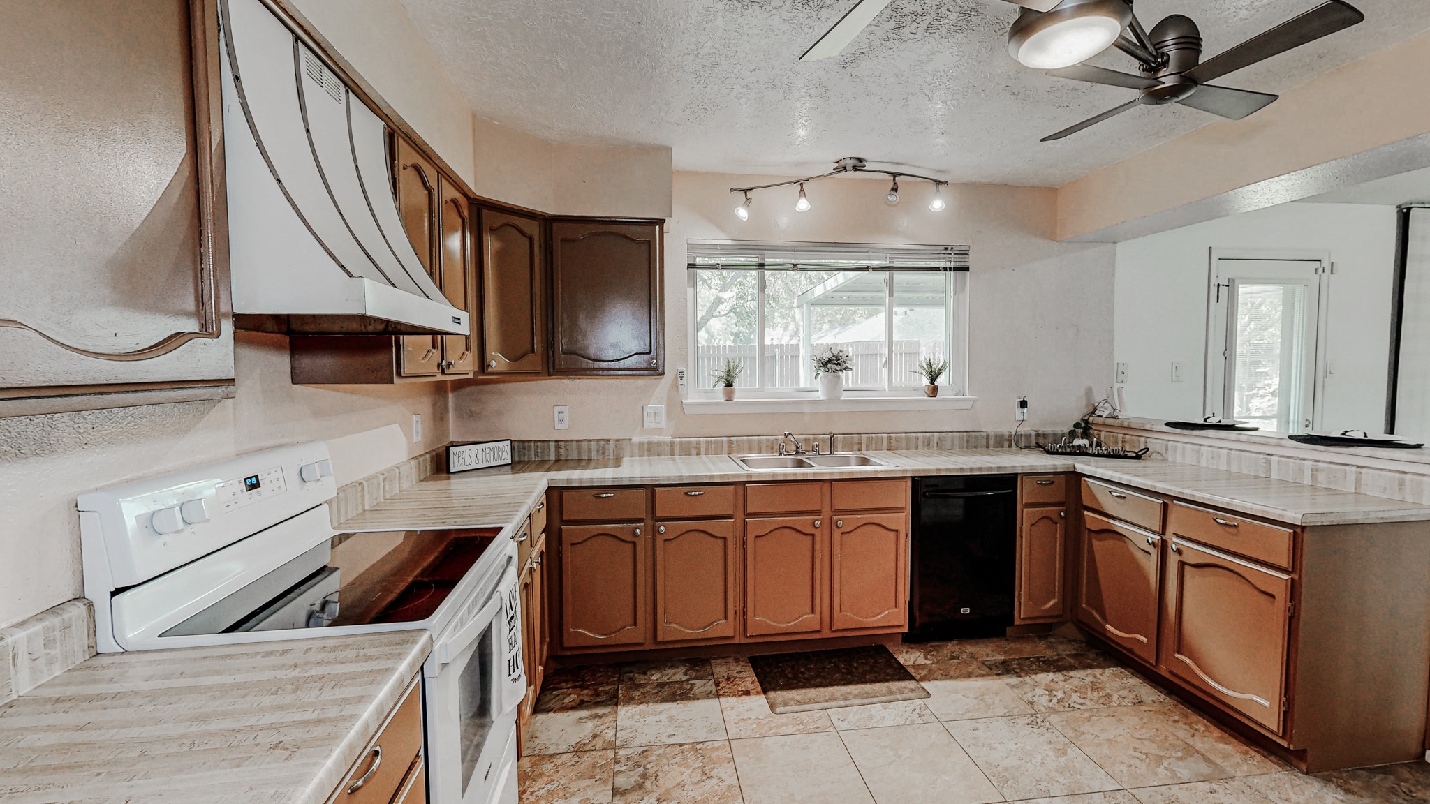 13918 Grosvenor Street Property Photo 5