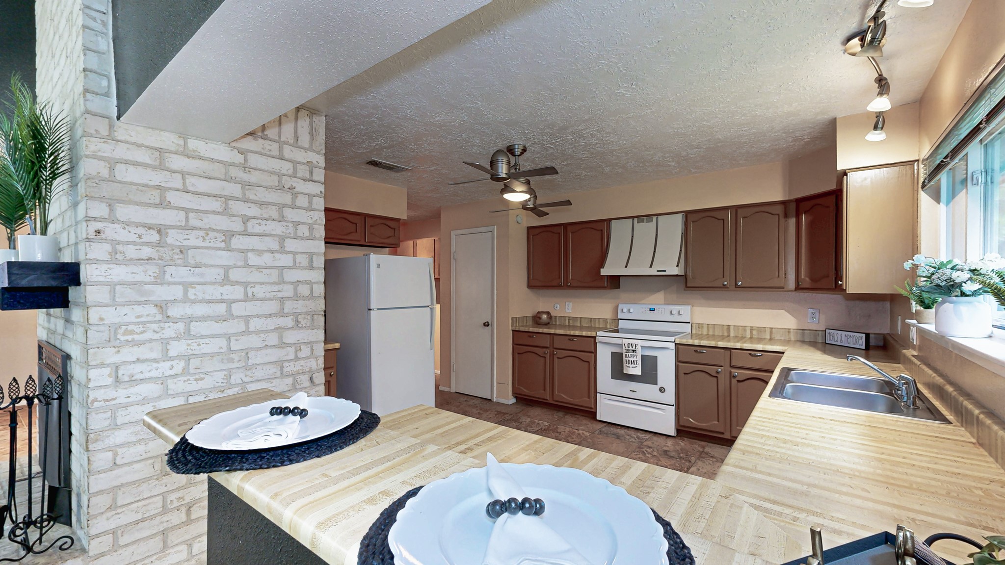 13918 Grosvenor Street Property Photo 6
