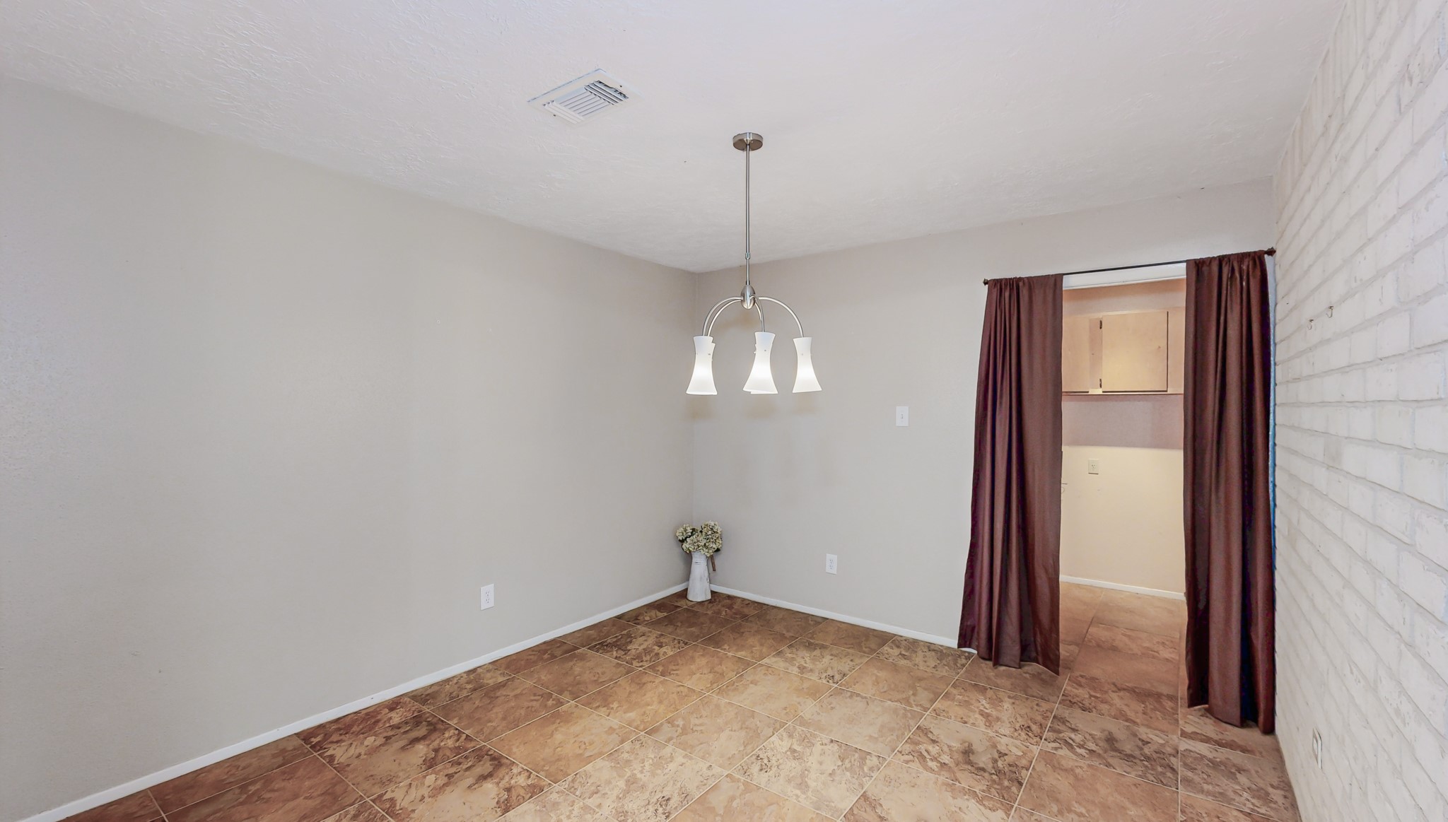 13918 Grosvenor Street Property Photo 9