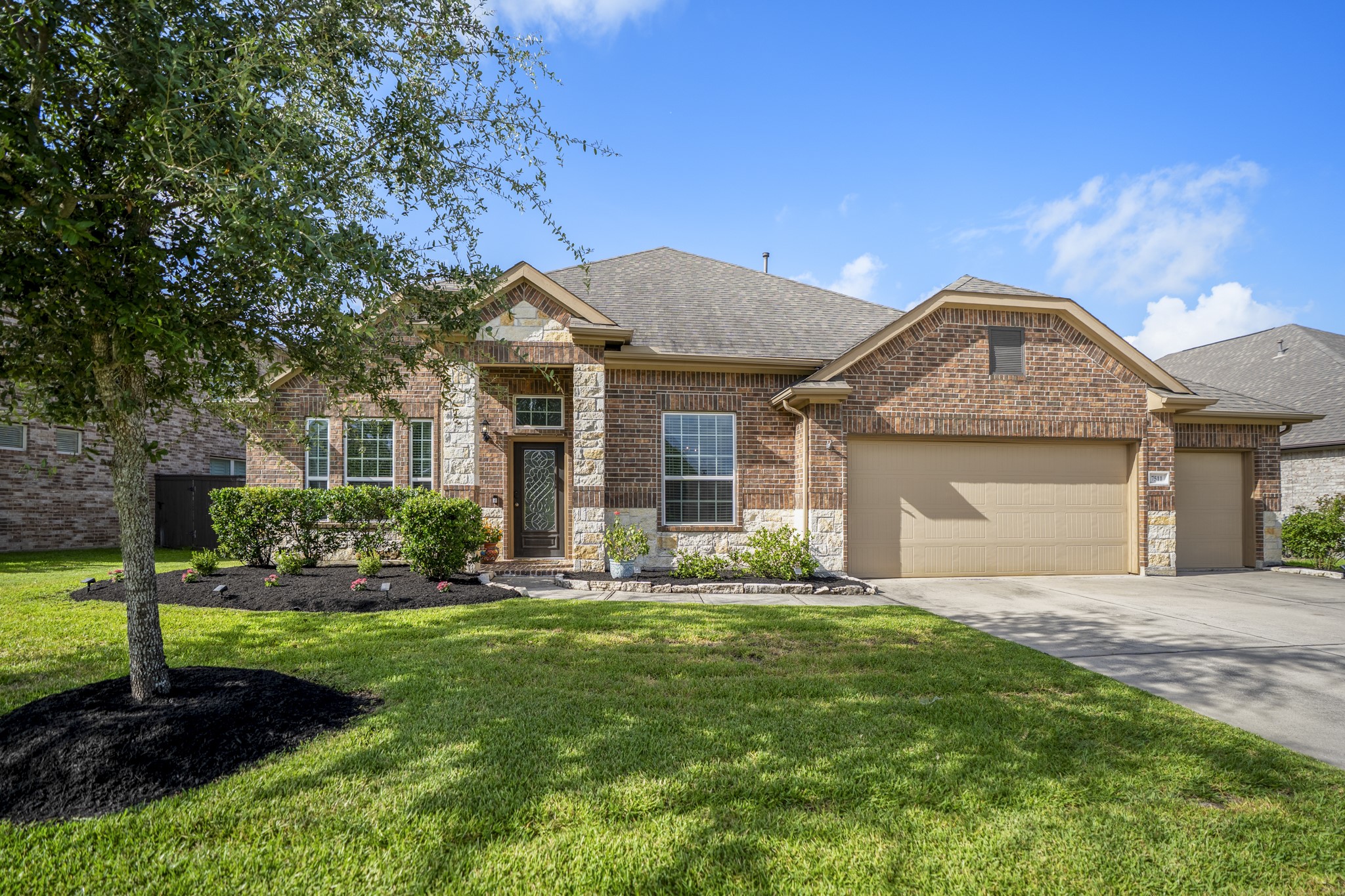 7511 Laguna Lake Drive Property Photo 1