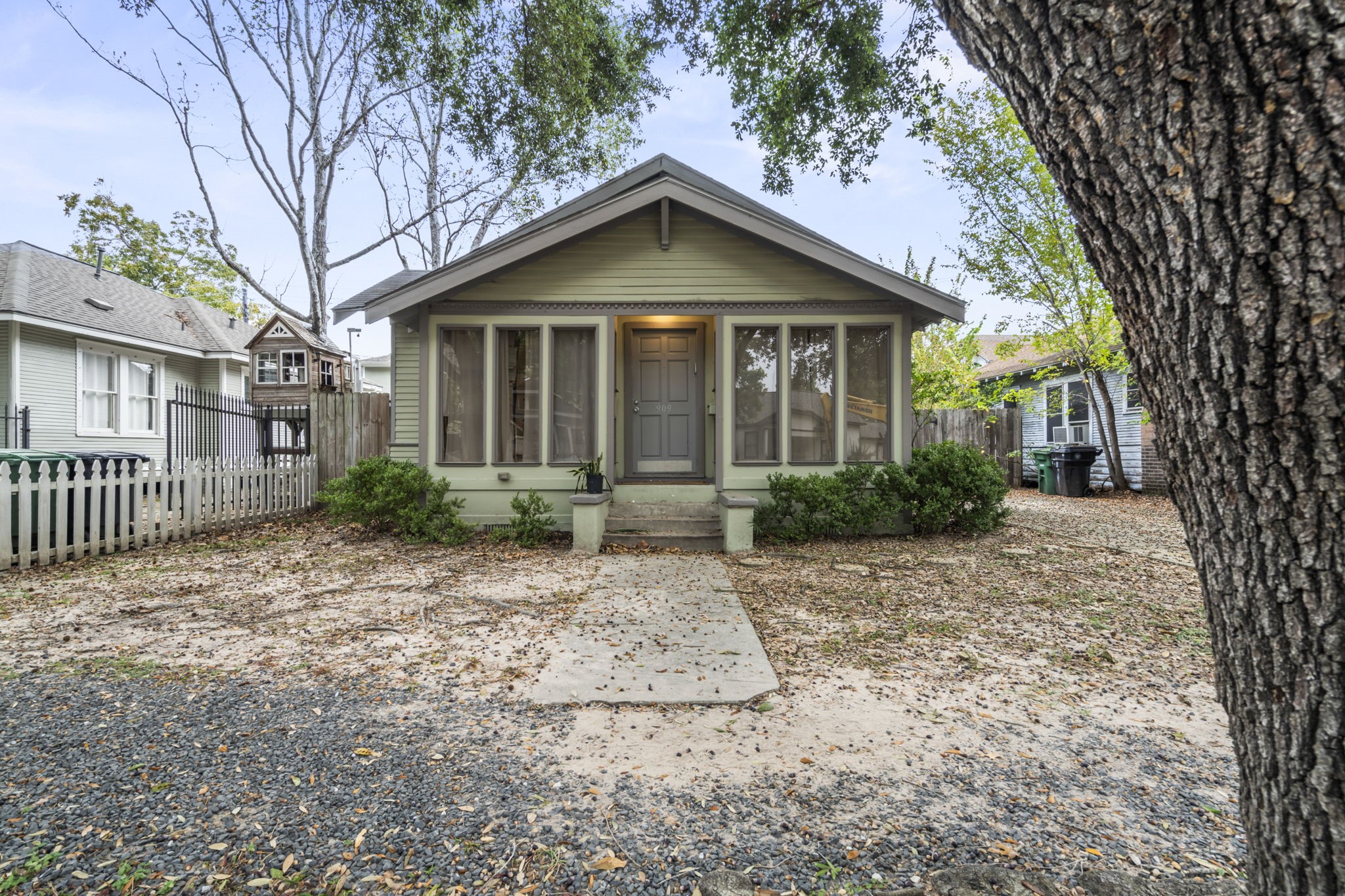 909 Bayland Avenue Property Photo 1