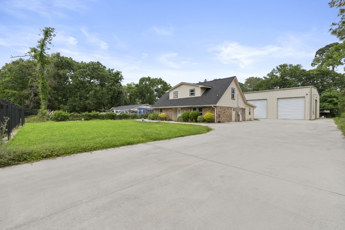 1903 Pinewoods Way Property Photo 1