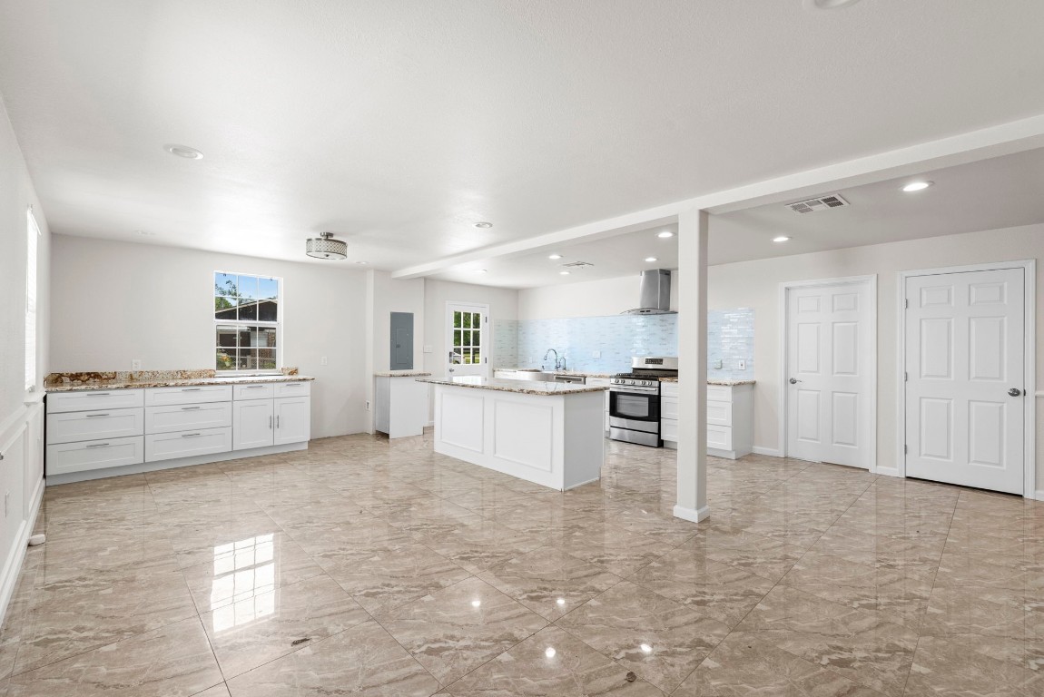 1903 Pinewoods Way Property Photo 3
