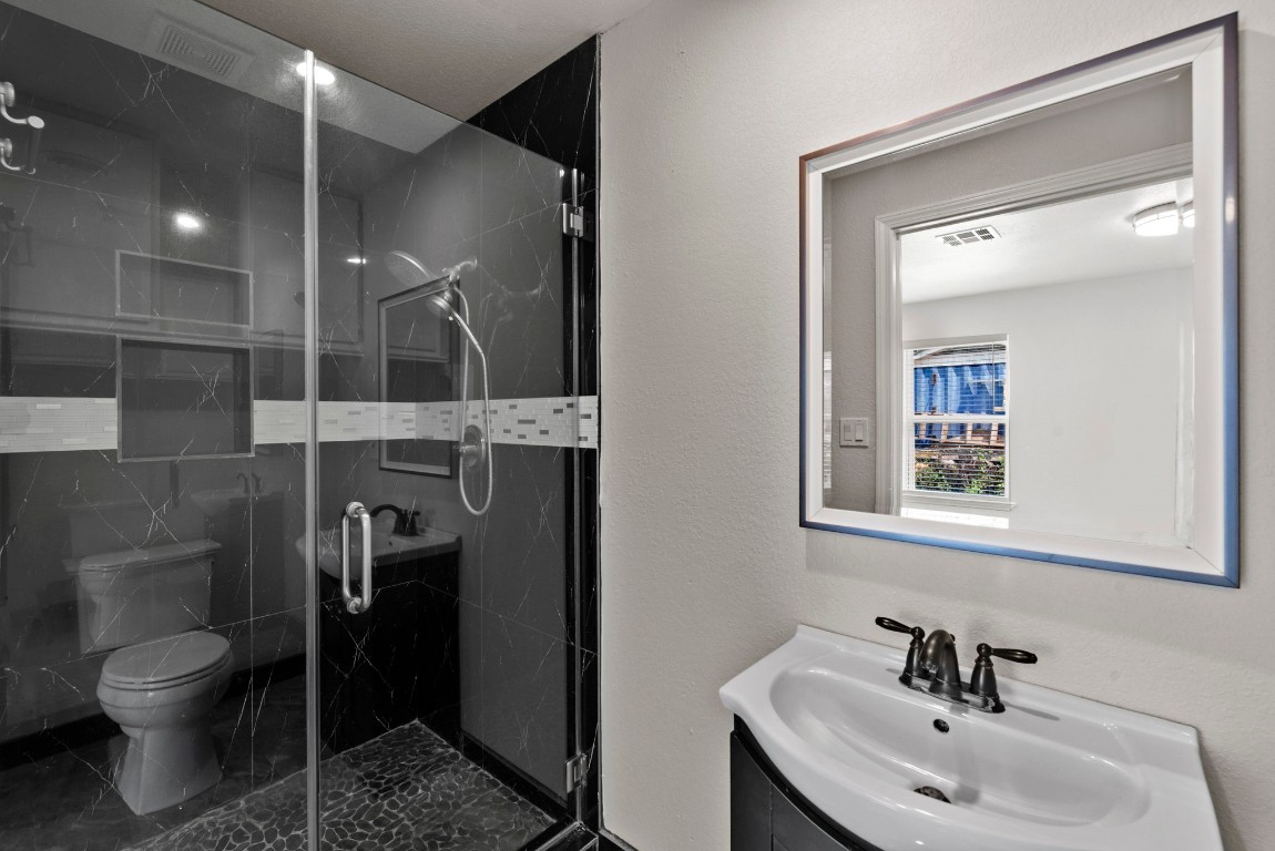 1903 Pinewoods Way Property Photo 7