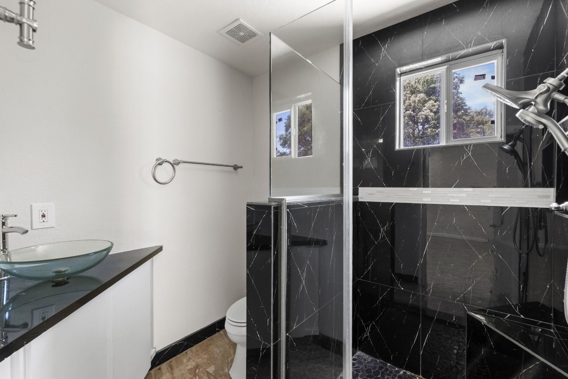 1903 Pinewoods Way Property Photo 8