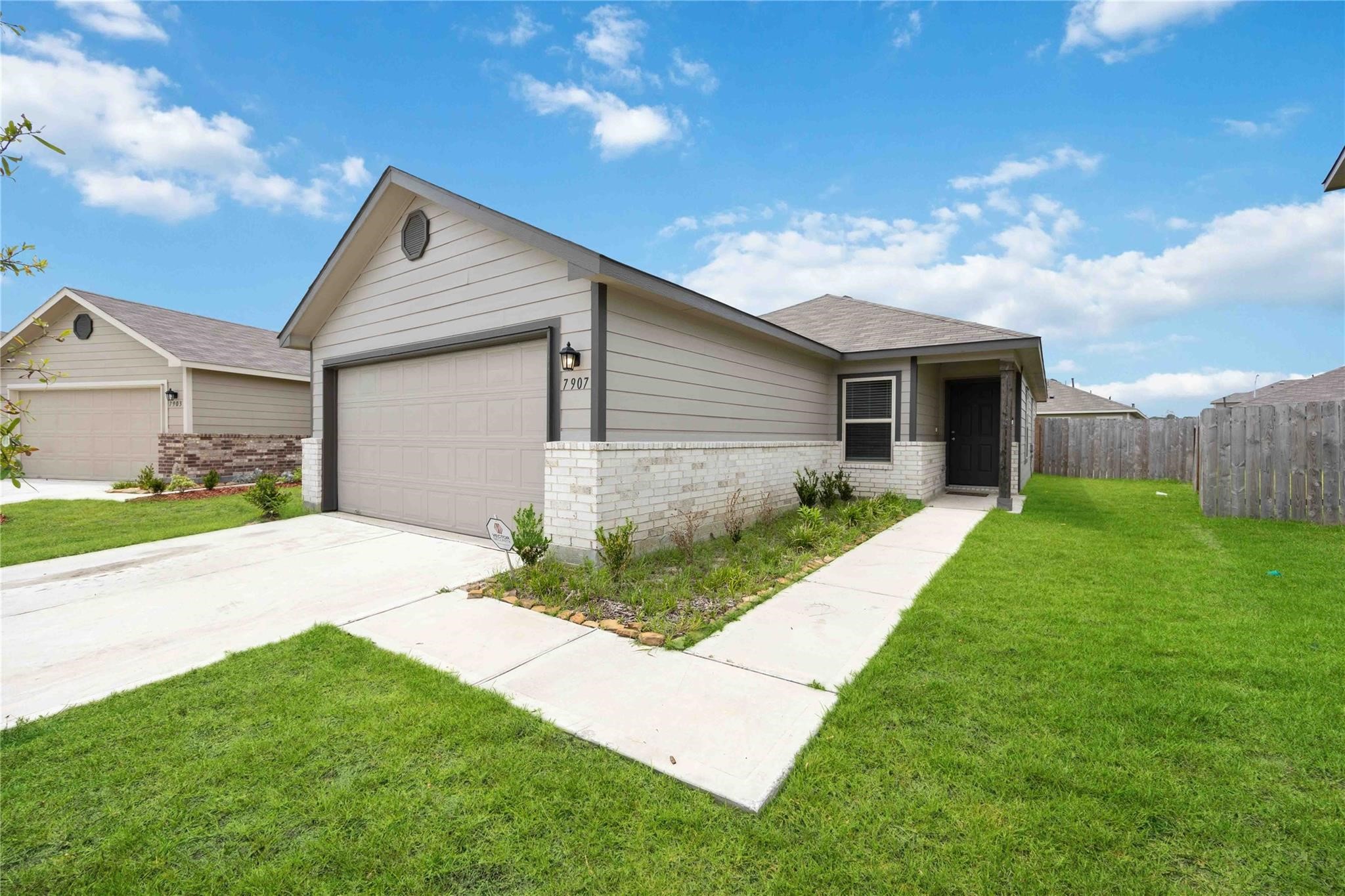 7907 Hollow Root Lane Property Photo 2