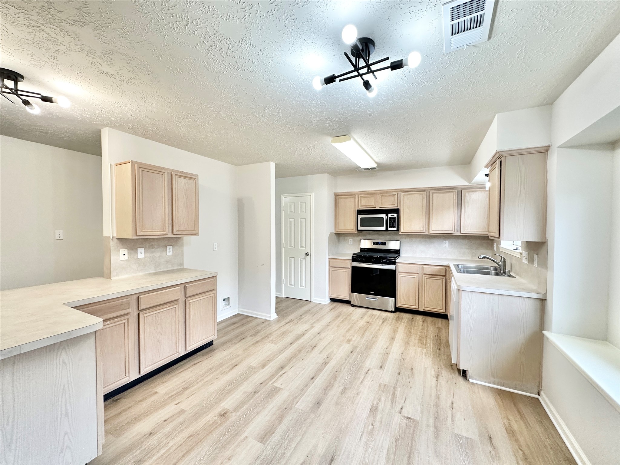 3907 Crystal Pass Court Property Photo 8