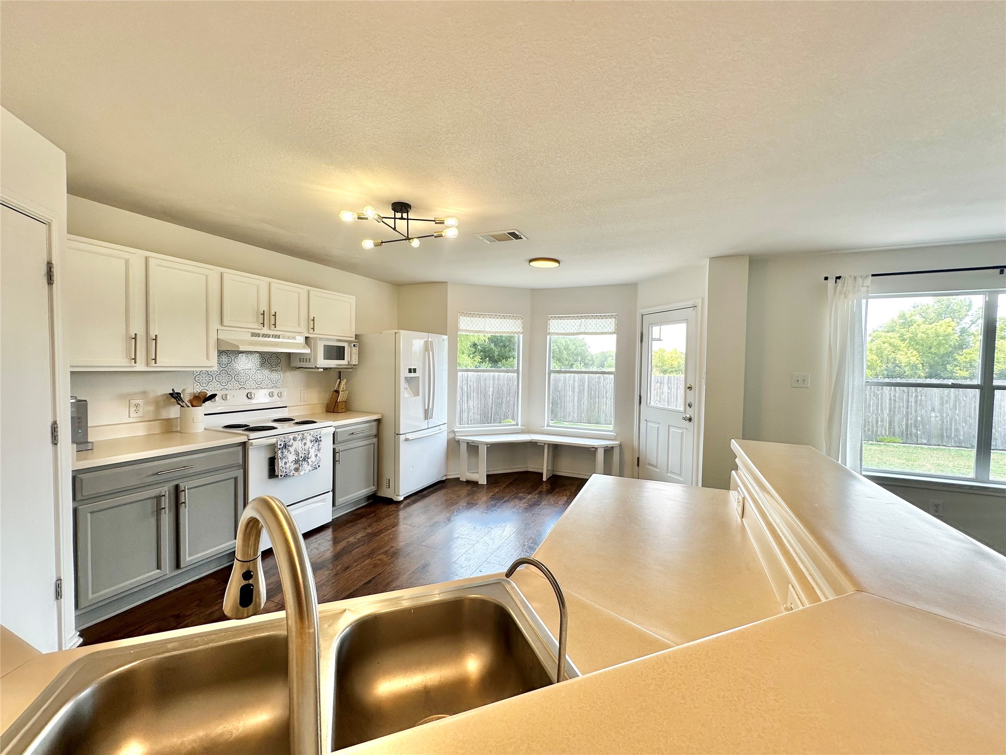 602 Lavaca Loop Property Photo 9