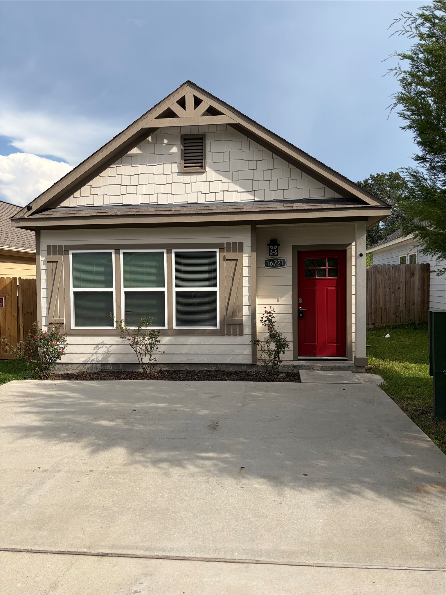 16721 Stonefield Property Photo 1