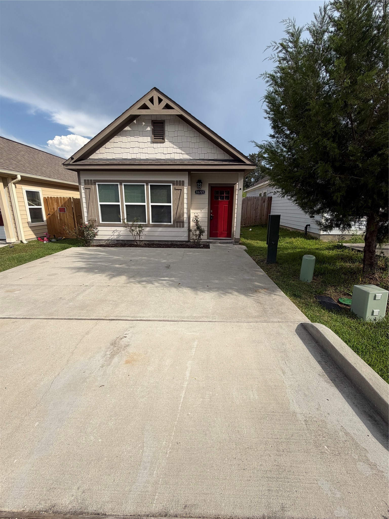 16721 Stonefield Property Photo 2