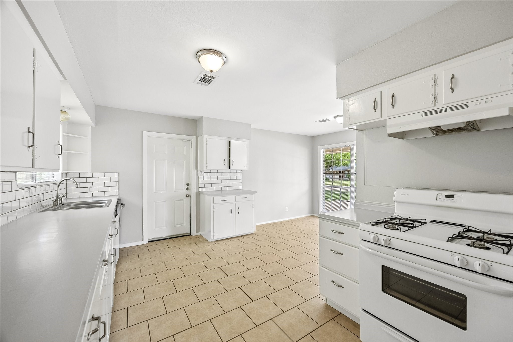 10214 Torrington Lane Property Photo 6