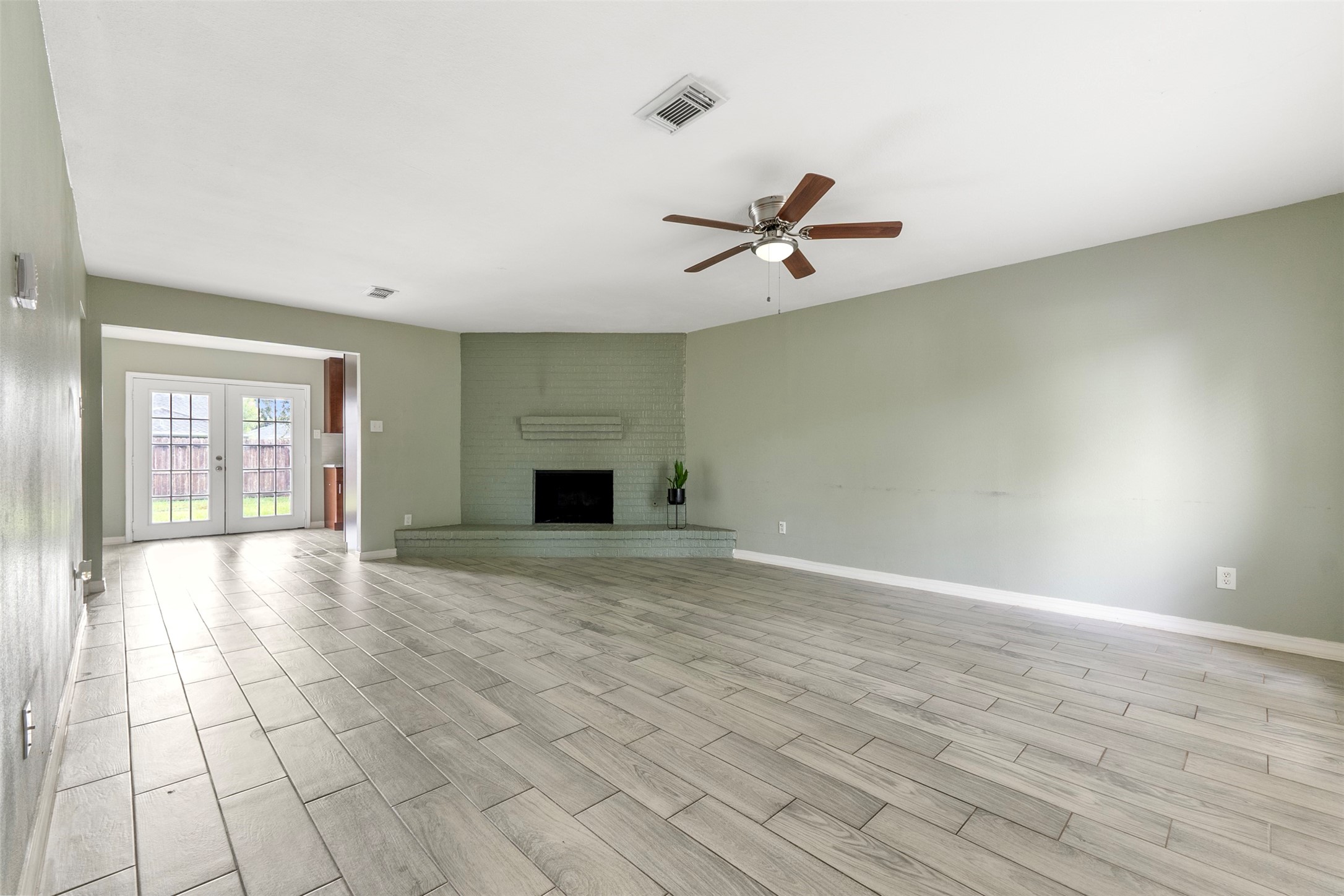 7427 Londres Drive Property Photo 3
