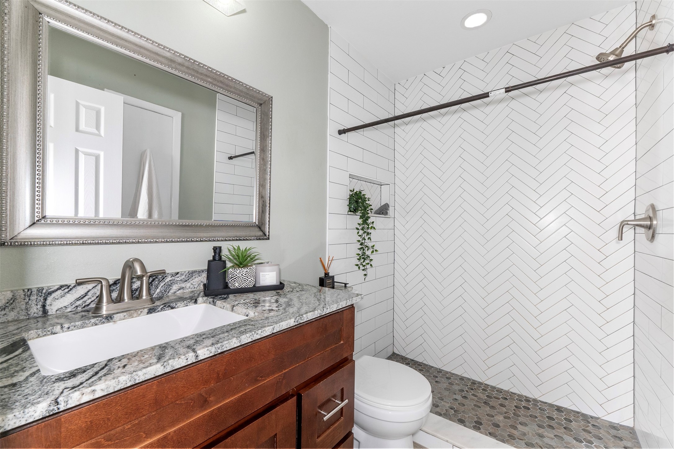 7427 Londres Drive Property Photo 10