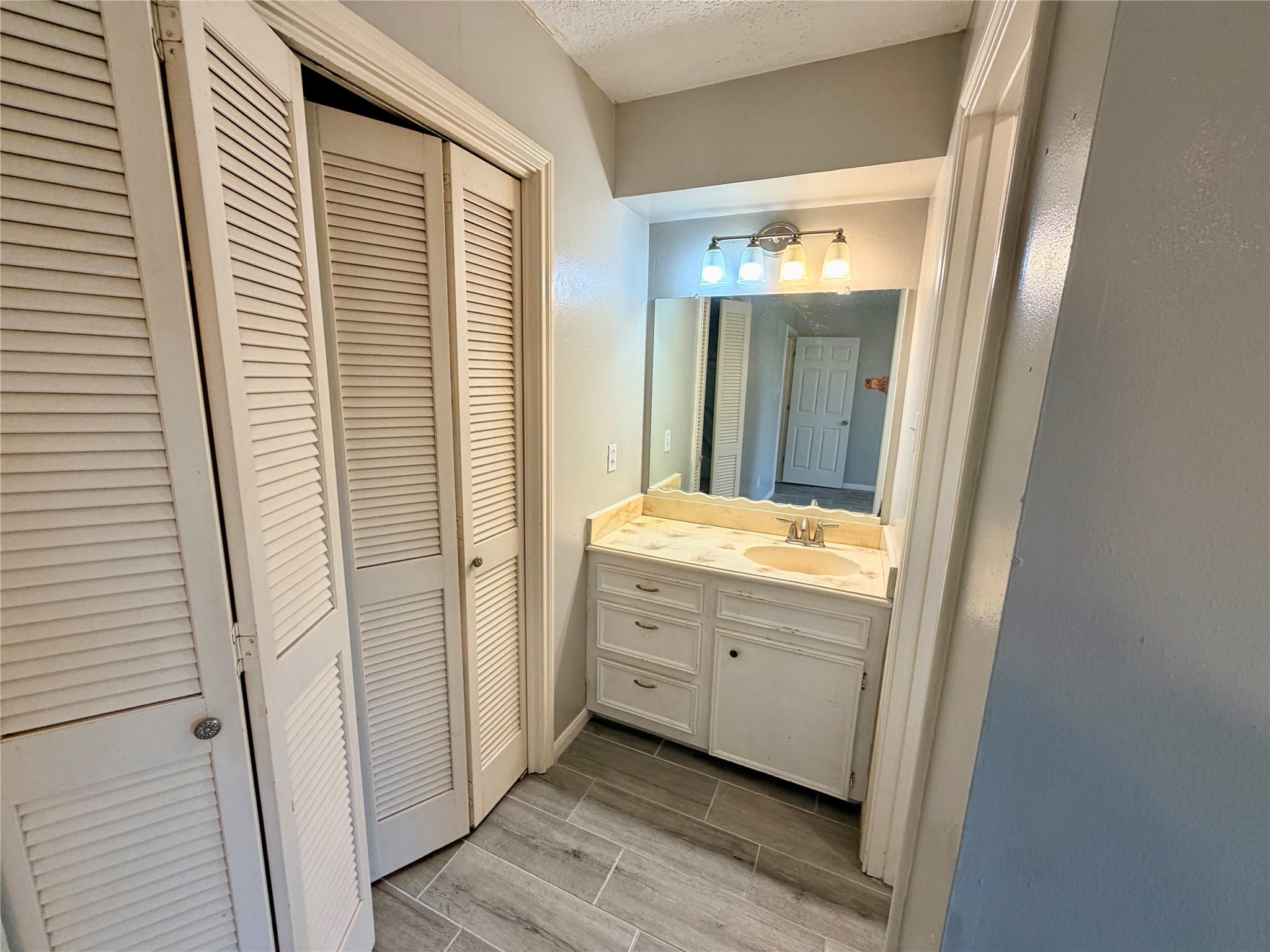 7876 Bender Road Property Photo 17