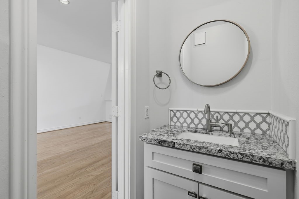 110 E Detering Street Property Photo 8