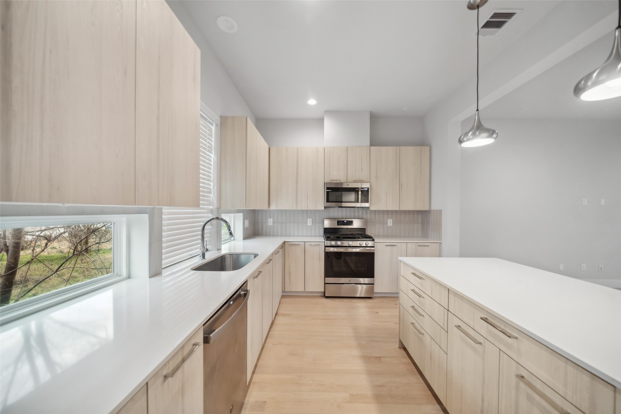 2130 Dennis Street Property Photo 7