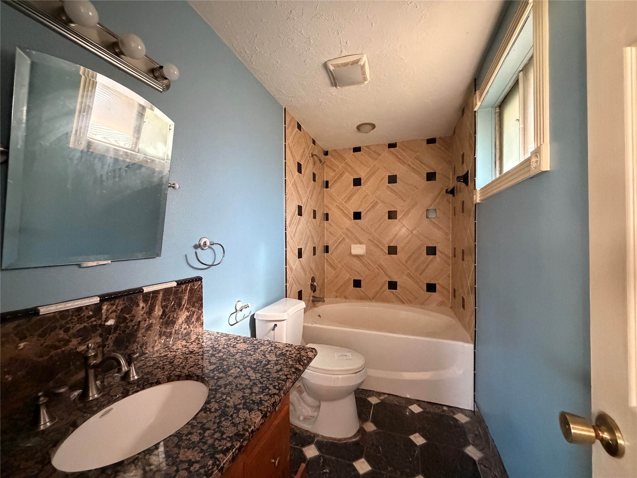 11807 Sharpview Drive Property Photo 8