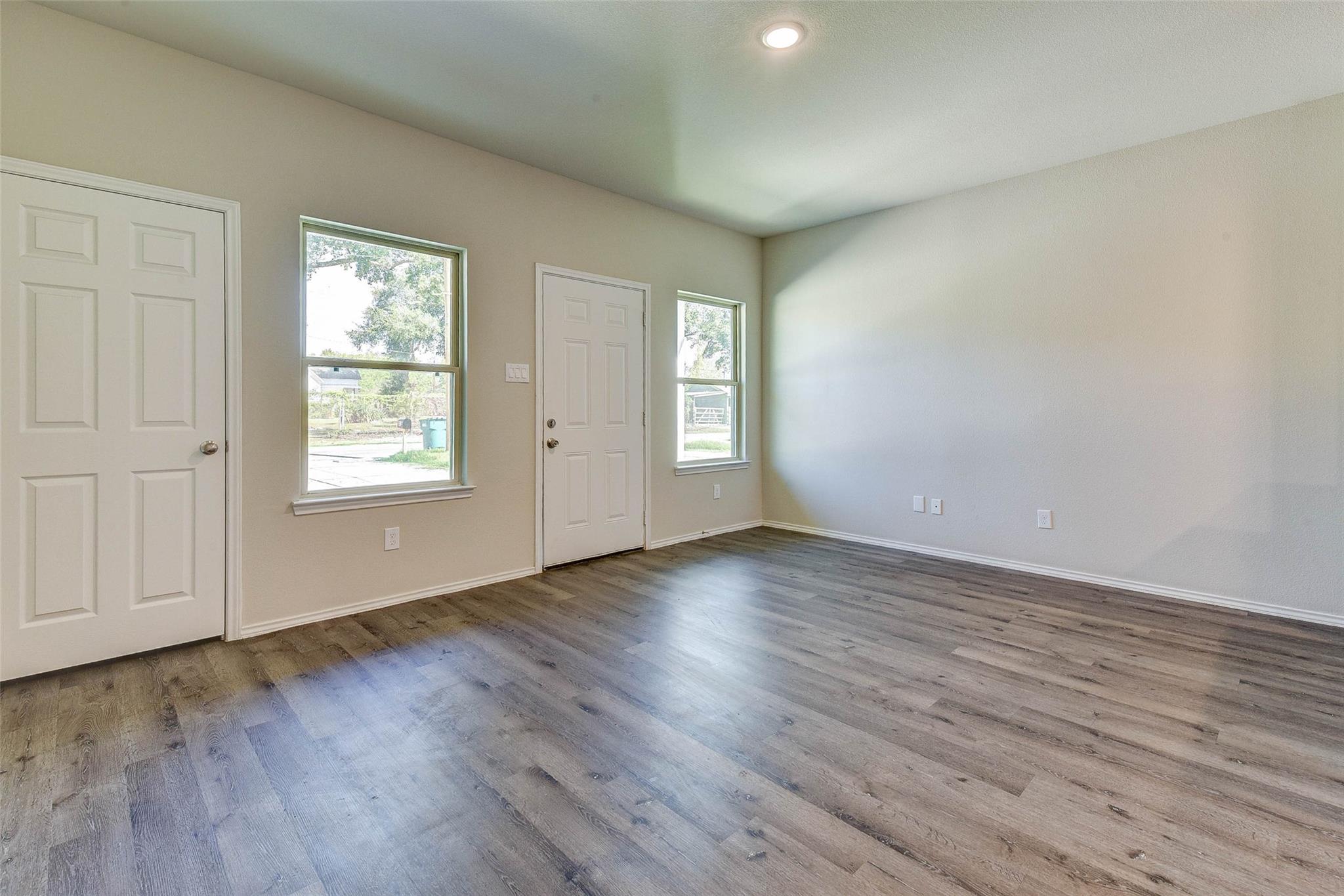 407 E Avenue G Property Photo 3