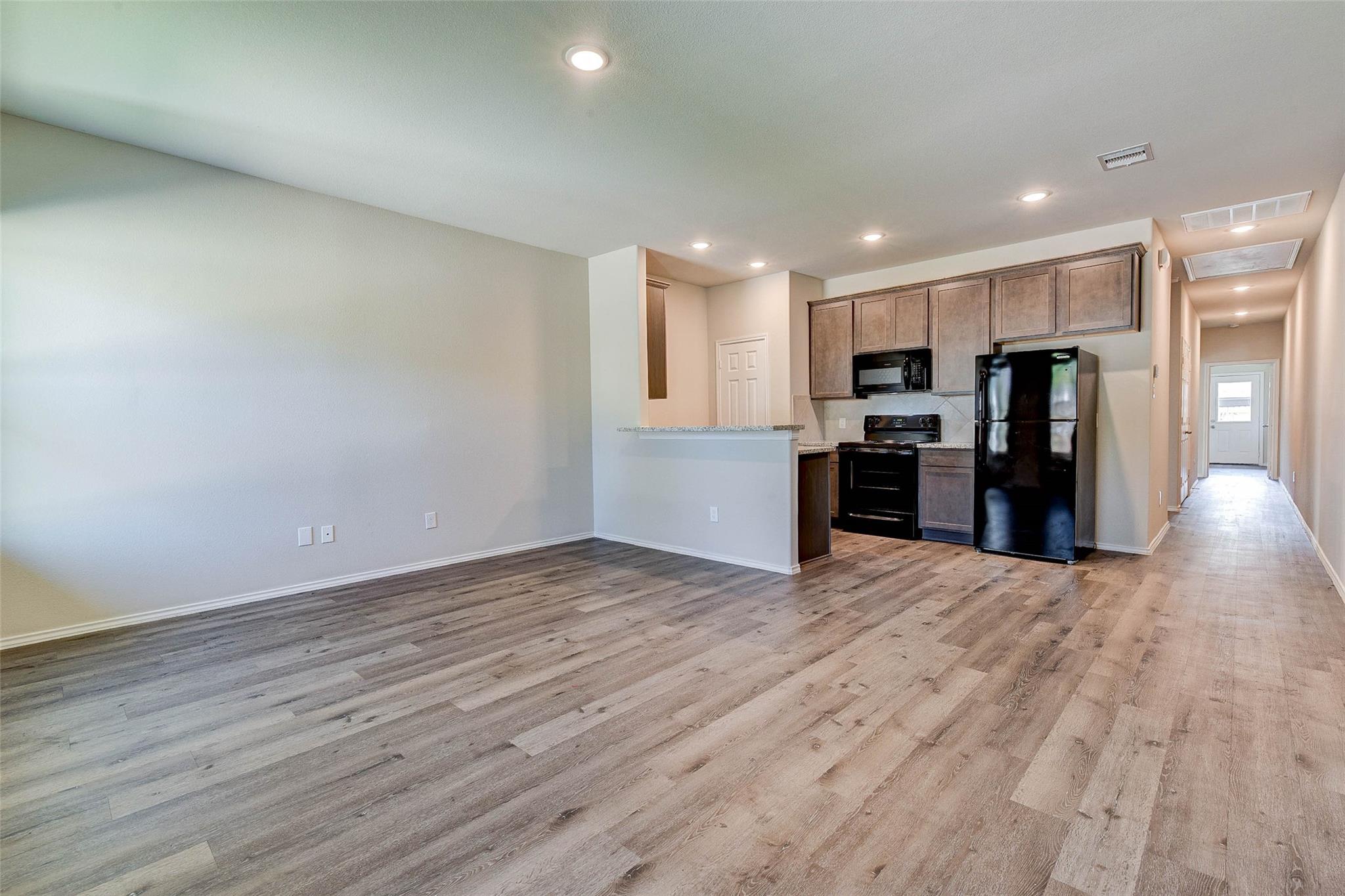 407 E Avenue G Property Photo 5