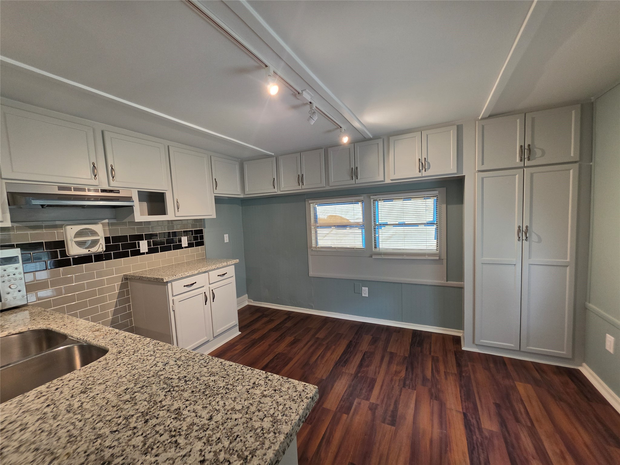 6426 W Bend Street Property Photo 3