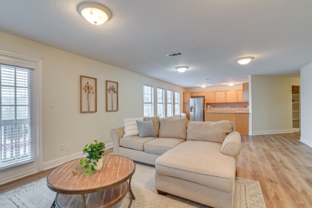 605 6 Street D Property Photo 2
