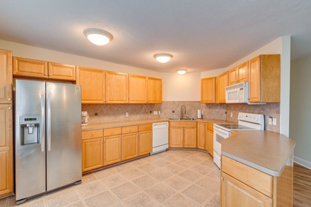 605 6 Street D Property Photo 3