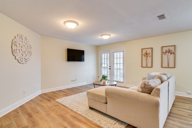 605 6 Street D Property Photo 4