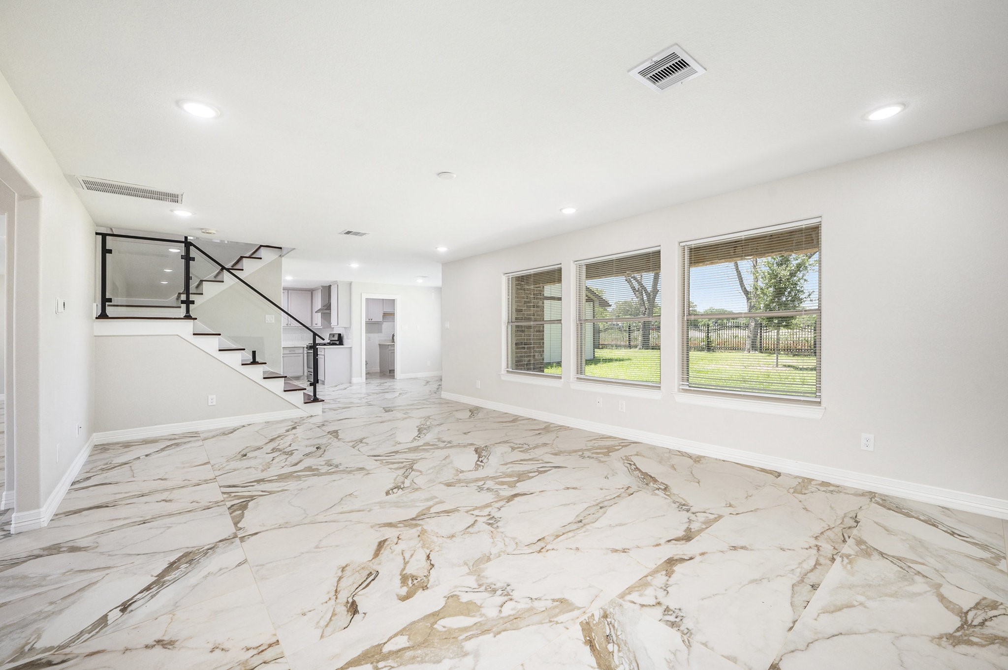 7711 Antoine Drive Property Photo 9