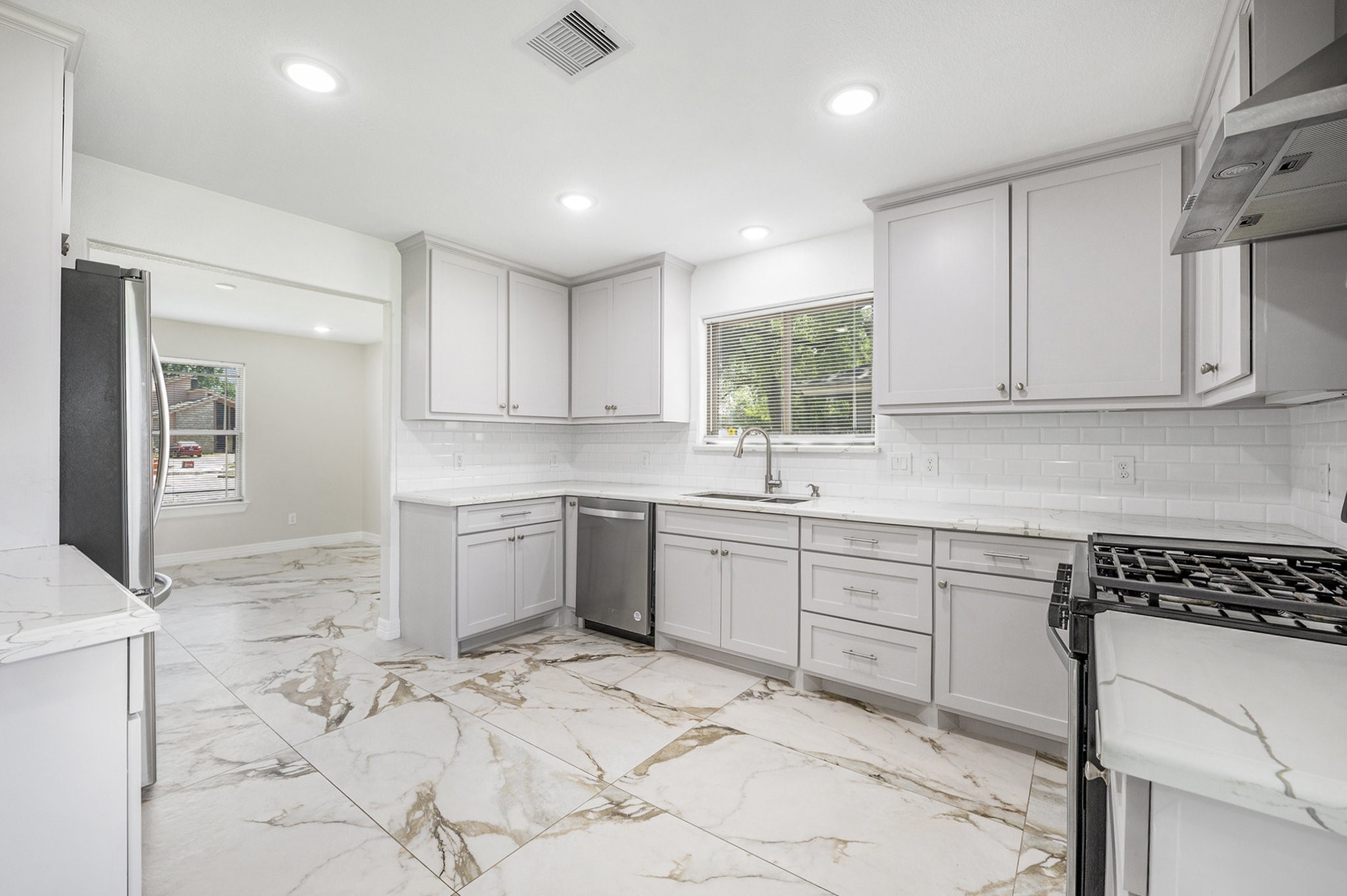 7711 Antoine Drive Property Photo 12