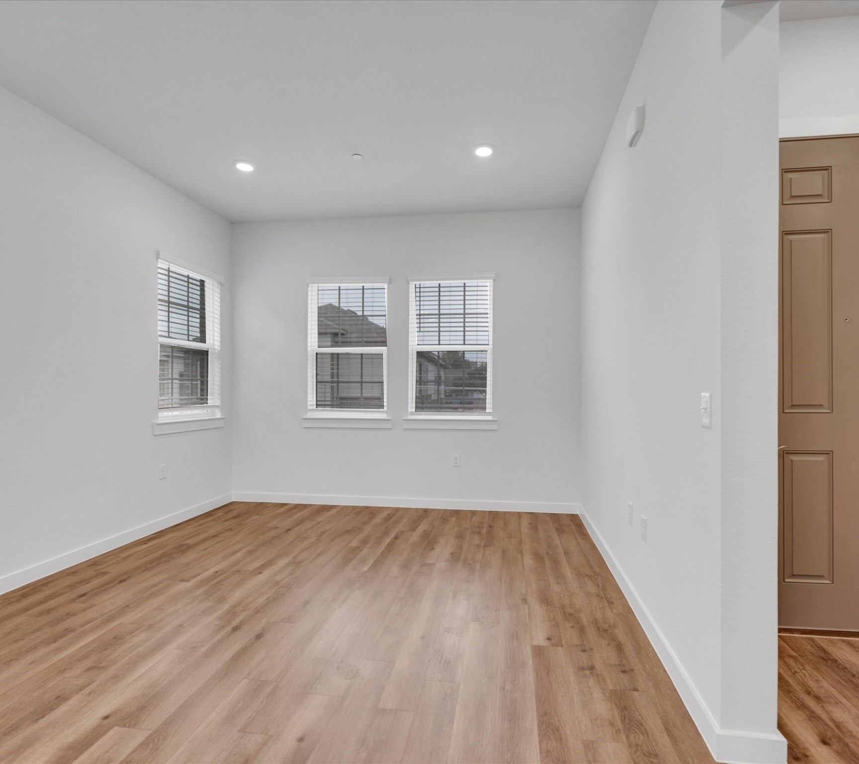 2709-813 Rockhill Road Property Photo 4