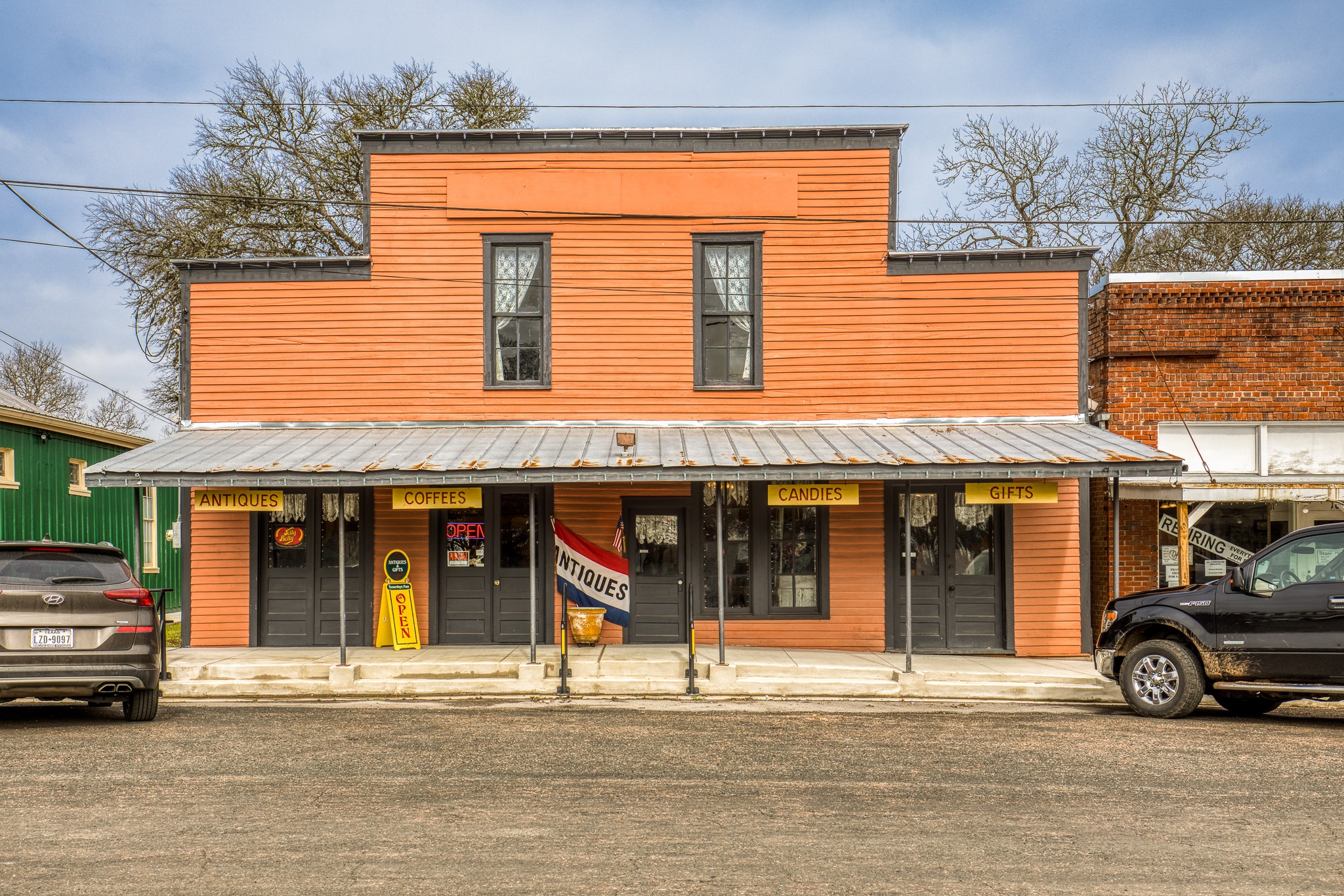 112 N Live Oak Street Property Photo