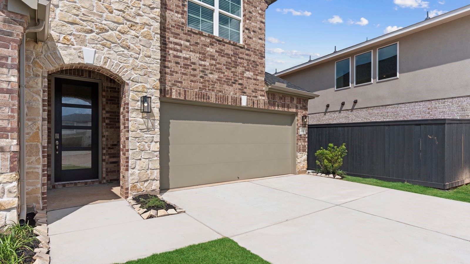 2707 Red Rosehip Drive Property Photo 4