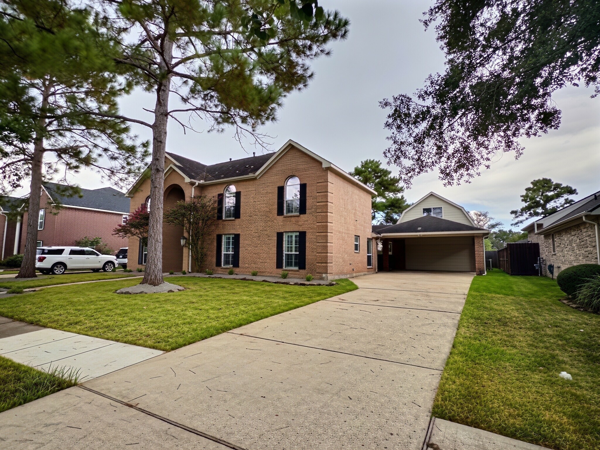 305 Oak Creek Court Property Photo 1