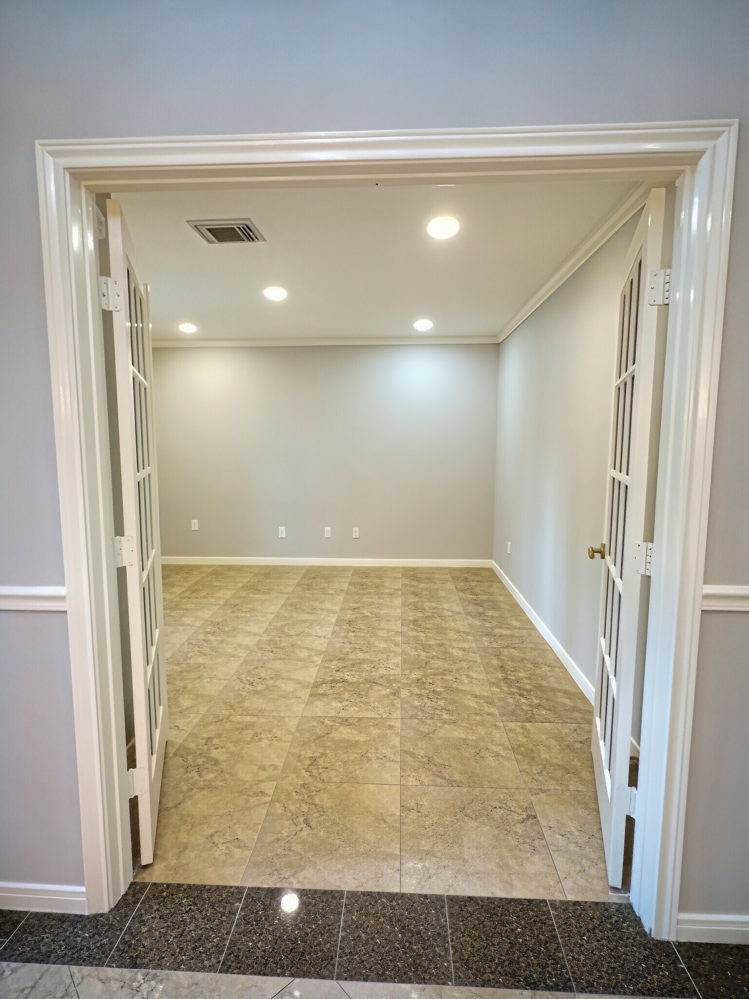 305 Oak Creek Court Property Photo 6