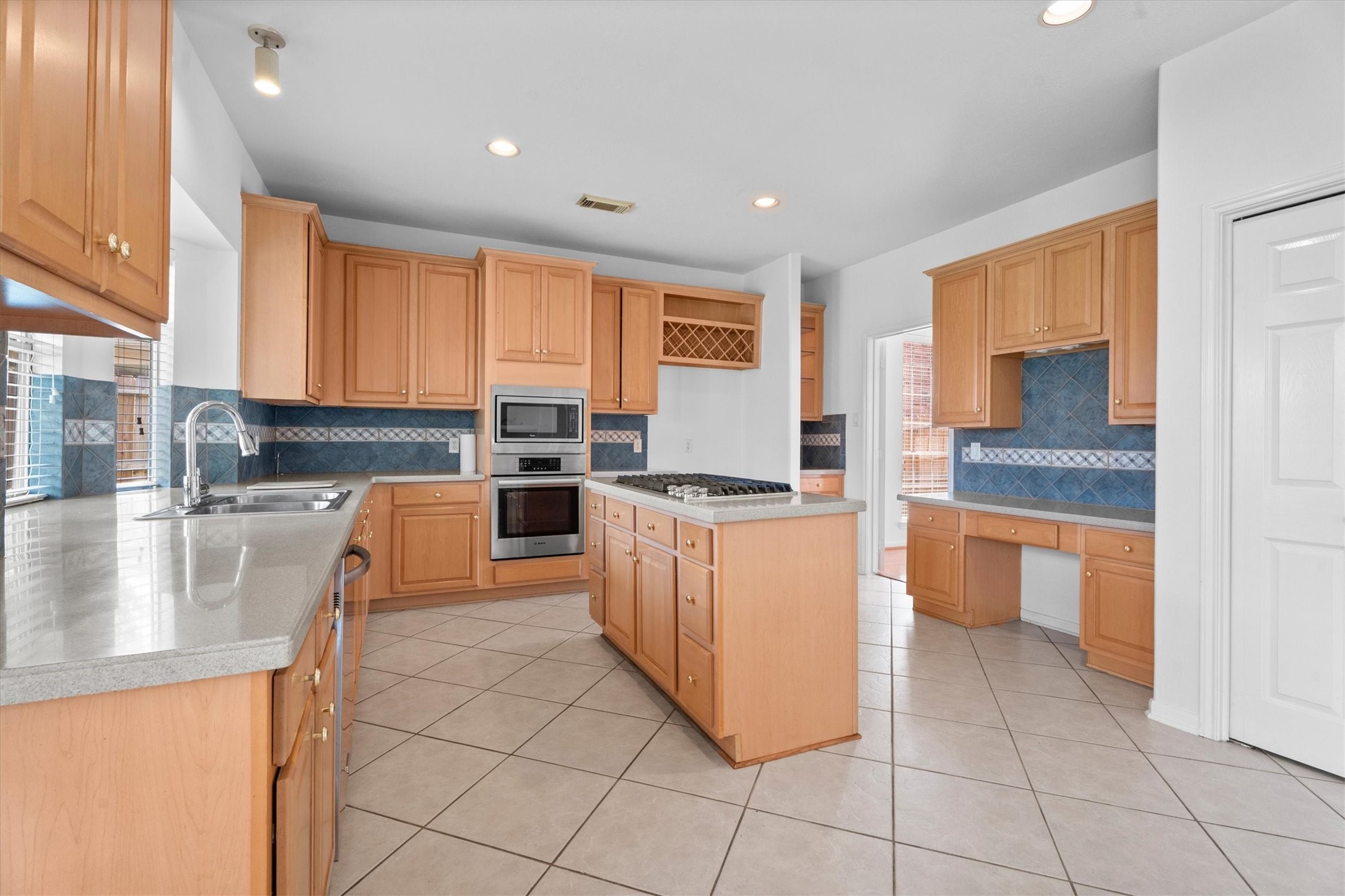 9218 Memorial Pines Way Property Photo 12