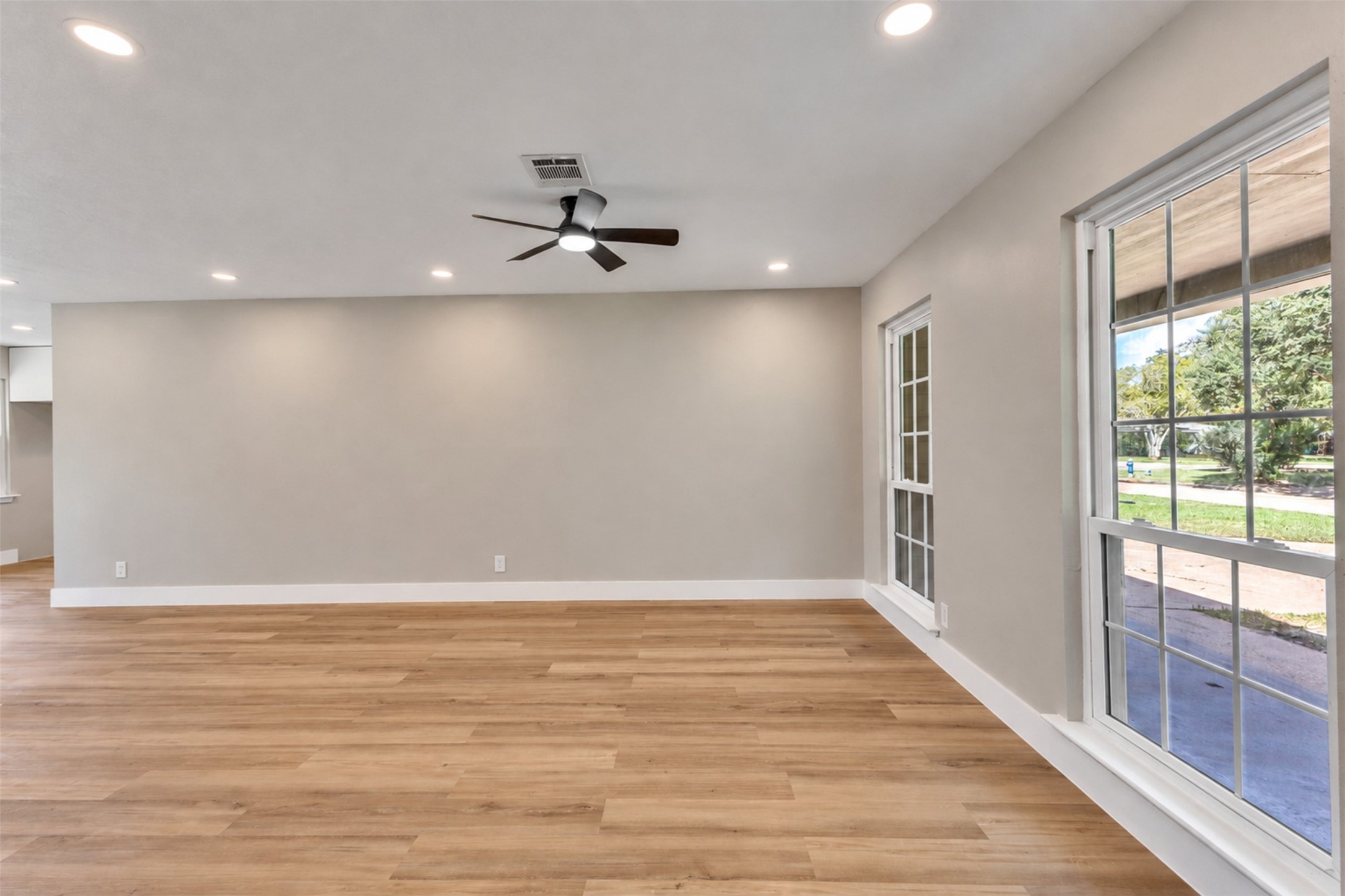 9419 Val Verde Street Property Photo 4
