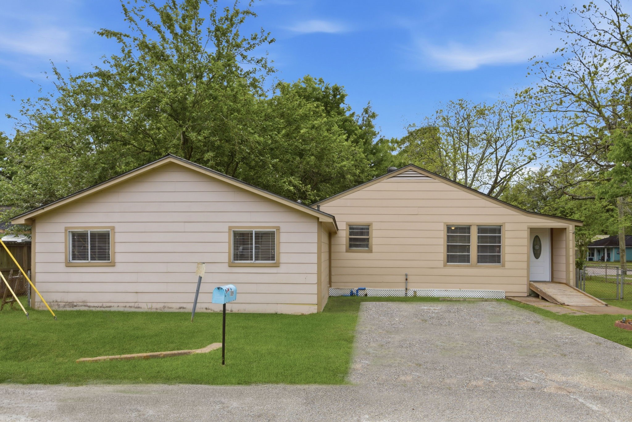1109 E Walker Street Property Photo 1