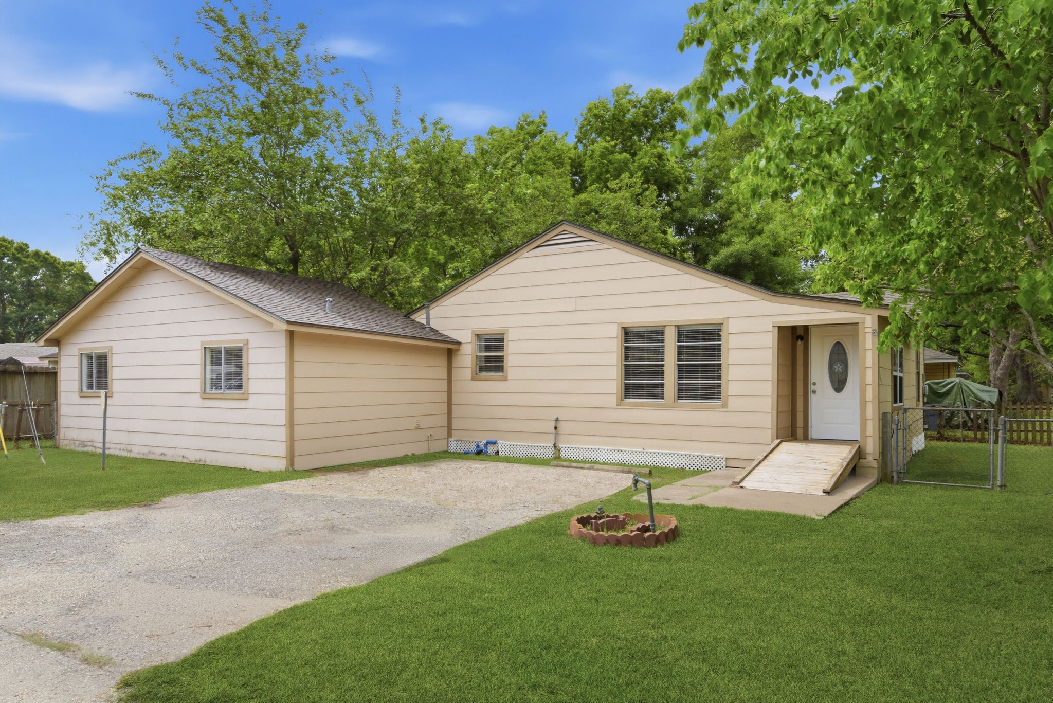 1109 E Walker Street Property Photo 2