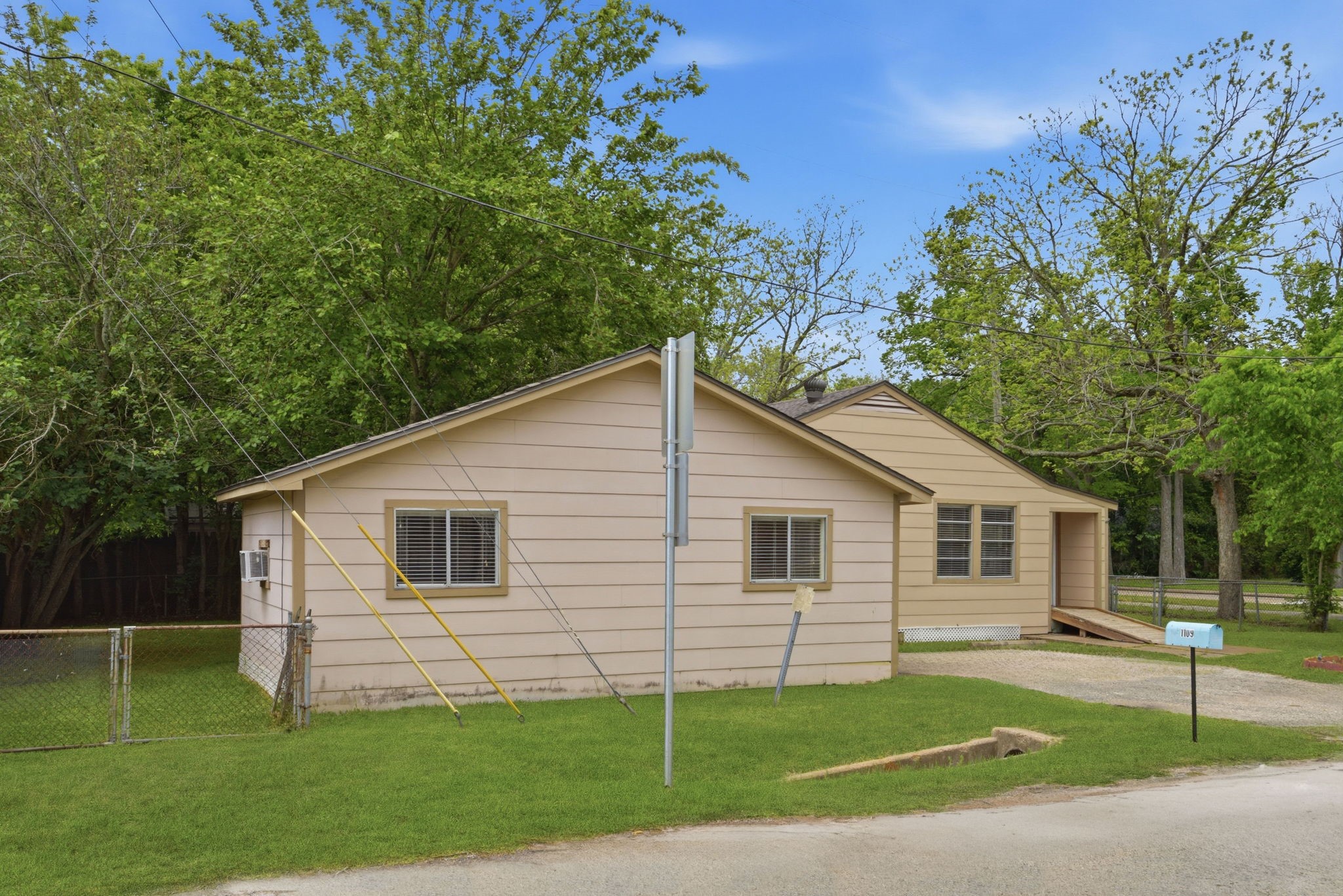 1109 E Walker Street Property Photo 3