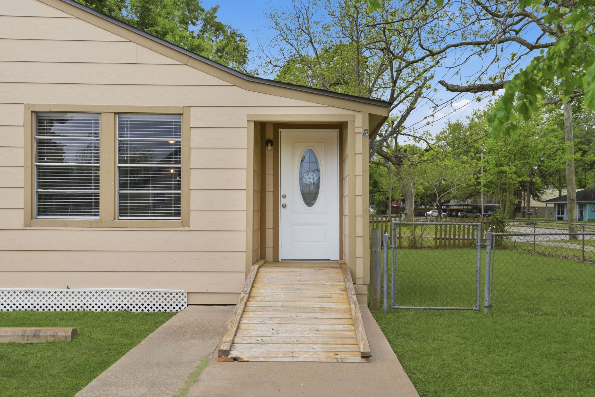 1109 E Walker Street Property Photo 6