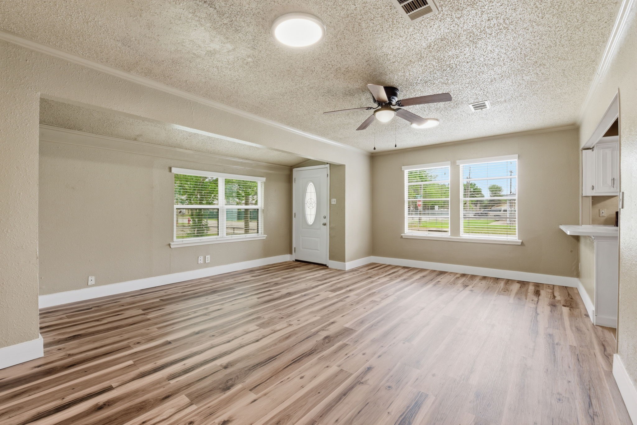 1109 E Walker Street Property Photo 8