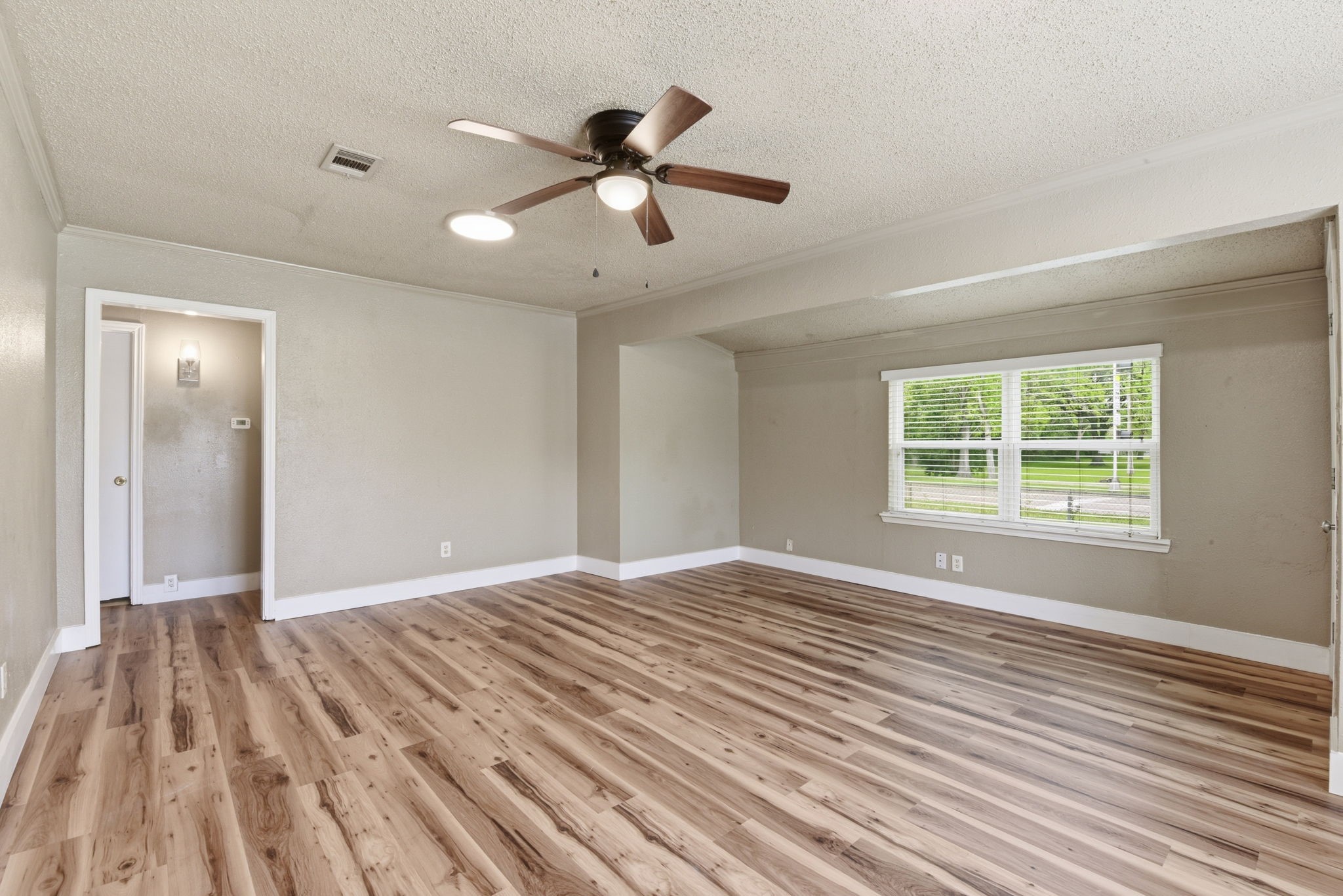1109 E Walker Street Property Photo 9