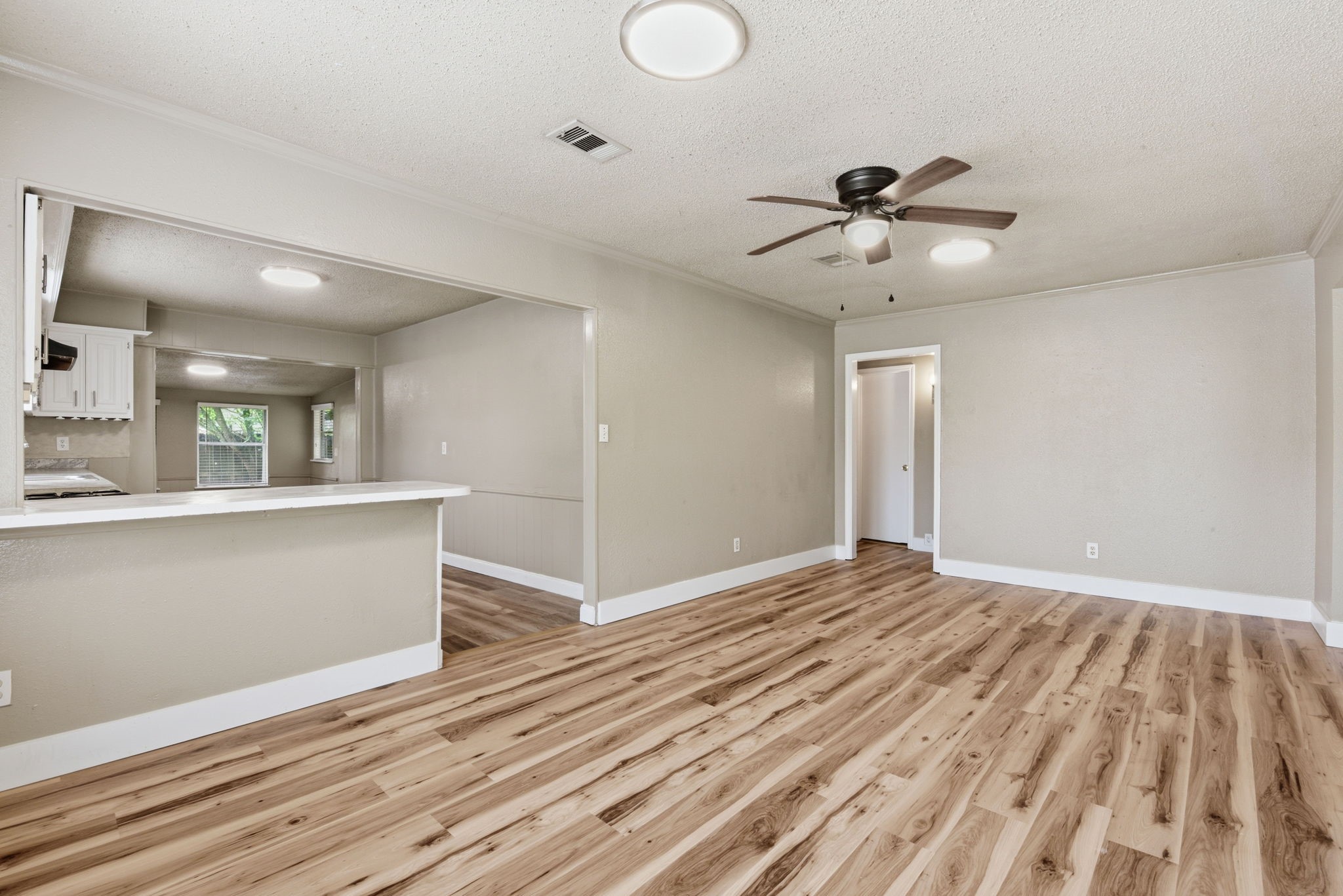 1109 E Walker Street Property Photo 11