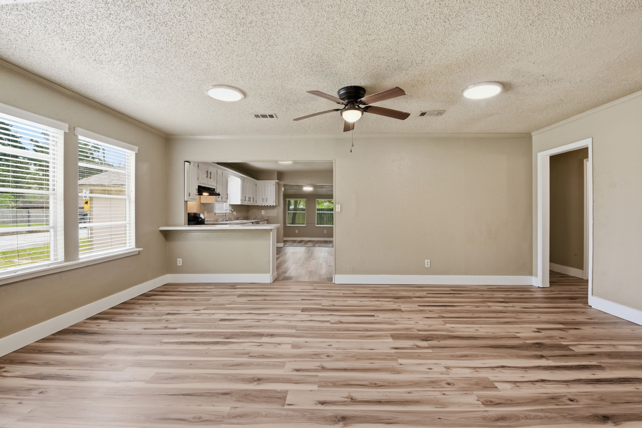 1109 E Walker Street Property Photo 12
